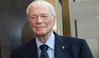 Известный астронавт умер после инсульта Известный астронавт умер после инсульта