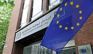 Евросоюз заморозил зарплаты чиновников Евросоюз заморозил зарплаты чиновников