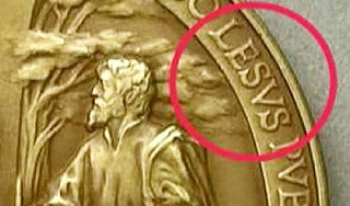 На медалях Папы Римского нашли опечатку На медалях Папы Римского нашли опечатку