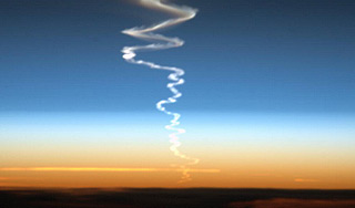 Астронавты с МКС засняли запуск "Тополя" Астронавты с МКС засняли запуск "Тополя"