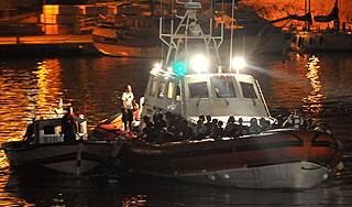 У берегов Италии затонула лодка с беженцами У берегов Италии затонула лодка с беженцами