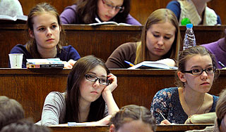 Студентам и аспирантам увеличили стипендии Студентам и аспирантам увеличили стипендии