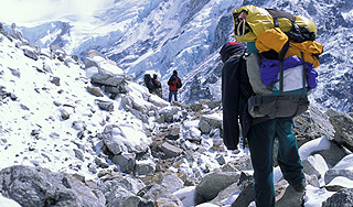 На Эвересте снег заблокировал 86 туристов На Эвересте снег заблокировал 86 туристов
