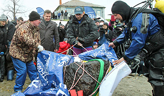 Челябинский метеорит подняли со дна озера Челябинский метеорит подняли со дна озера