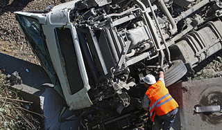 Товарный поезд протаранил бетономешалку Товарный поезд протаранил бетономешалку