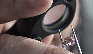 Российские физики защитят алмазы лазером Российские физики защитят алмазы лазером