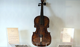 Скрипку с "Титаника" оценили в $500 тысяч Скрипку с "Титаника" оценили в $500 тысяч