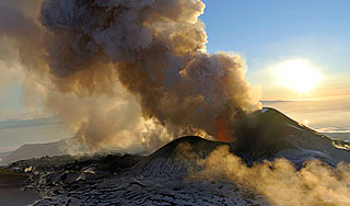 Пепел от вулкана накрыл поселки на Камчатке Пепел от вулкана накрыл поселки на Камчатке