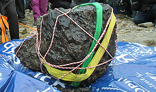 Челябинский метеорит выставили на показ Челябинский метеорит выставили на показ