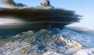 Шлейф от вулкана растянулся по Камчатке Шлейф от вулкана растянулся по Камчатке