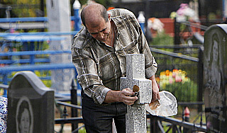 Школьники разгромили 87 могил под Омском Школьники разгромили 87 могил под Омском