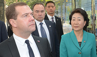 Медведев показал китайцам красоты России Медведев показал китайцам красоты России