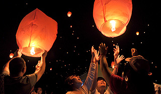 МЧС хочет запретить небесные фонарики МЧС хочет запретить небесные фонарики