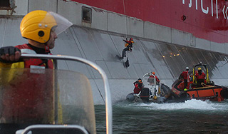 С Greenpeace снято обвинение в пиратстве С Greenpeace снято обвинение в пиратстве