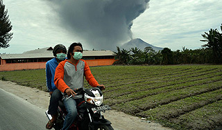 Вулкан лишил дома три тысячи индонезийцев Вулкан лишил дома три тысячи индонезийцев