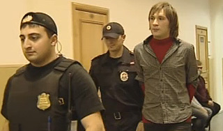 Трансвестит Моника воровал молочко для тела Трансвестит Моника воровал молочко для тела