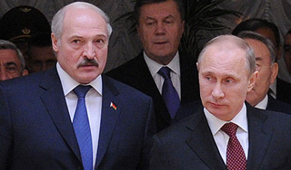 Лукашенко по ошибке сел в кресло Путина Лукашенко по ошибке сел в кресло Путина