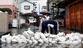 В Японии из-за тайфуна эвакуируют остров В Японии из-за тайфуна эвакуируют остров