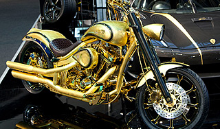 В Дубае представлен золотой мотоцикл В Дубае представлен золотой мотоцикл