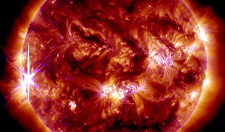 Две мощные вспышки произошли на Солнце Две мощные вспышки произошли на Солнце