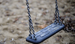 Солдат повесился на качелях в Екатеринбурге Солдат повесился на качелях в Екатеринбурге