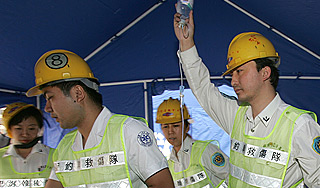 Авто въехало в толпу на площади в Пекине Авто въехало в толпу на площади в Пекине