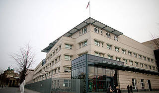 За Меркель следили с крыши посольства США За Меркель следили с крыши посольства США