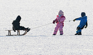 Трое детей провалились под лед на Урале Трое детей провалились под лед на Урале