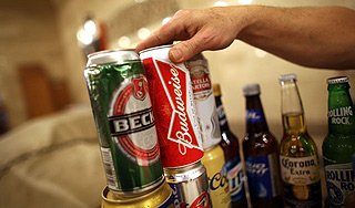 В США мужчина спас пиво из горящего дома В США мужчина спас пиво из горящего дома