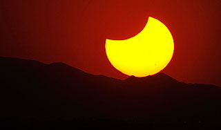 Землю накрыло гибридное солнечное затмение Землю накрыло гибридное солнечное затмение