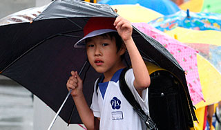 Японцы изобрели "противотайфунный" зонт Японцы изобрели "противотайфунный" зонт