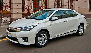 -: Toyota   Corolla