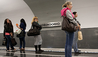Девушка оголилась в московском метро Девушка оголилась в московском метро