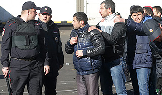 Из России выгнали сотни мигрантов Из России выгнали сотни мигрантов