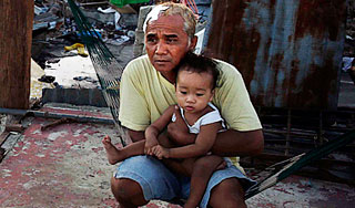 Филиппинцы живут в коробках после тайфуна Филиппинцы живут в коробках после тайфуна