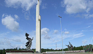 В Риге памятник воинам назвали "совковым" В Риге памятник воинам назвали "совковым"