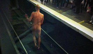 Голый мужчина парализовал метро Парижа Голый мужчина парализовал метро Парижа