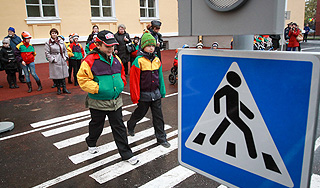 В Абакане иномарка сбила колонну школьников В Абакане иномарка сбила колонну школьников