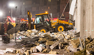 Из-под завалов в Риге слышны звонки Из-под завалов в Риге слышны звонки