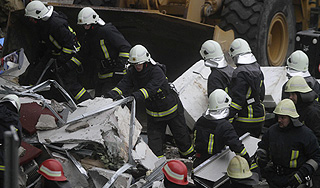 Россияне погибли под завалами в Риге Россияне погибли под завалами в Риге