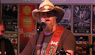 В США хозяин бара убил певца за курение В США хозяин бара убил певца за курение