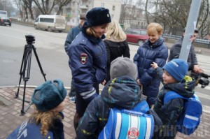 Школьники учили родителей переходить дорогу