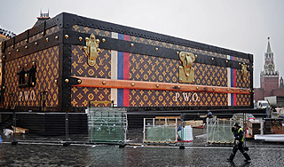 Кремль требует снести чемодан Louis Vuitton Кремль требует снести чемодан Louis Vuitton
