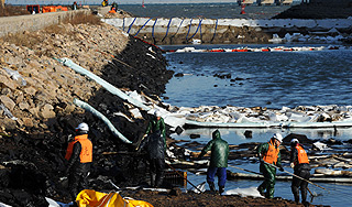 В Китае вылилось две тысячи тонн бензина В Китае вылилось две тысячи тонн бензина