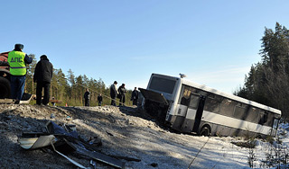 Автобус с людьми перевернулся под Москвой Автобус с людьми перевернулся под Москвой