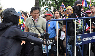 В Таиланде вспыхнули уличные беспорядки В Таиланде вспыхнули уличные беспорядки