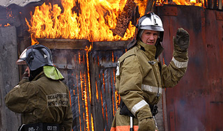 Дом многодетной семьи сгорел на Урале Дом многодетной семьи сгорел на Урале