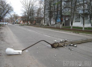 Виновник ДТП оставил два столба Фото: сайт vk.com