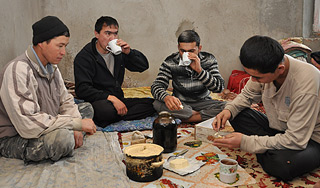 Полицейский прописал у себя 2000 нелегалов Полицейский прописал у себя 2000 нелегалов