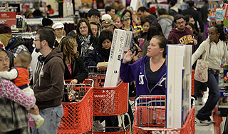 Американцы передрались в "черную пятницу" Американцы передрались в "черную пятницу"